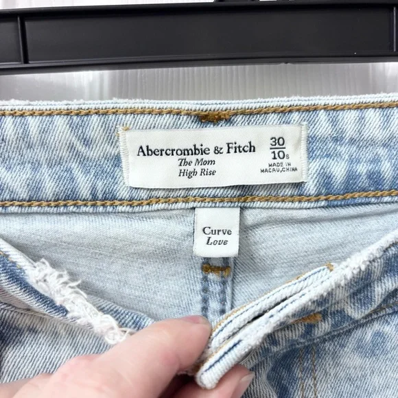 Abercrombie & Fitch The Mom High Rise Distressed Light Wash Jeans Size 10s - Picture 5 of 9